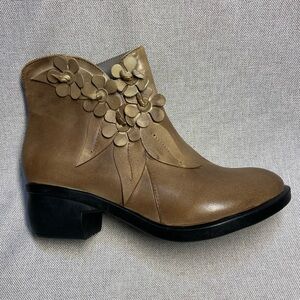 Socofy Comfy Floral Appliqué Artsy Ankle
Leather Boots. Size 7